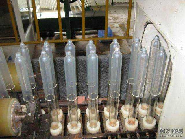 Фабрика по виробництві презервативів у Китаї